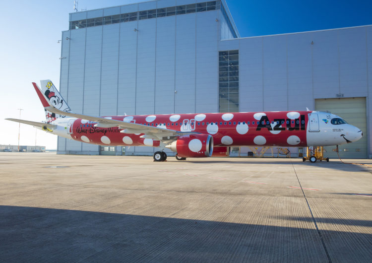 Azul revela fotos oficiais da aeronave inspirada em  Minnie Mouse