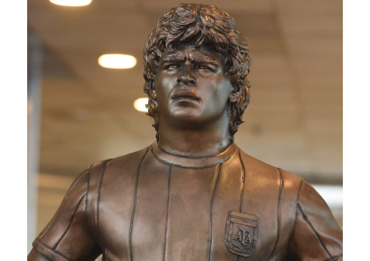 Inaugura Aeropuertos Argentina 2000 una estatua de Maradona en Ezeiza