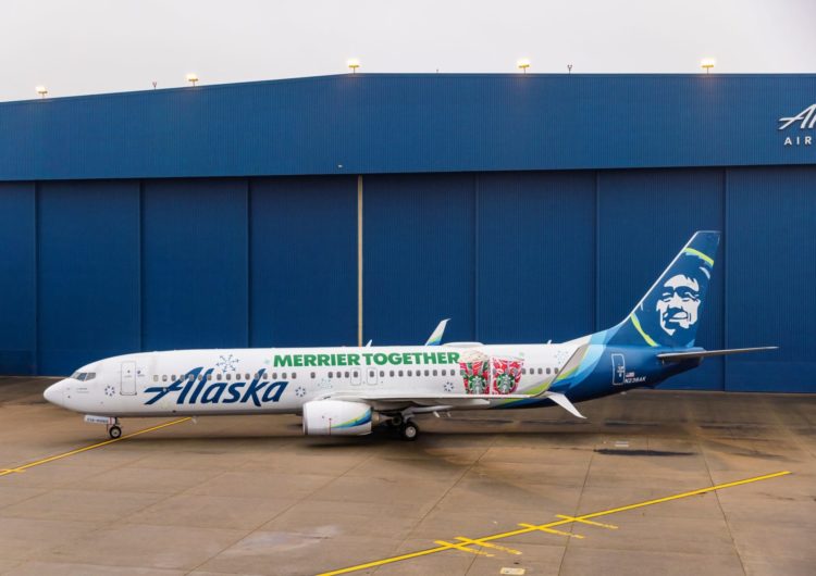 Alaska presentó su avión navideño junto a Starbucks