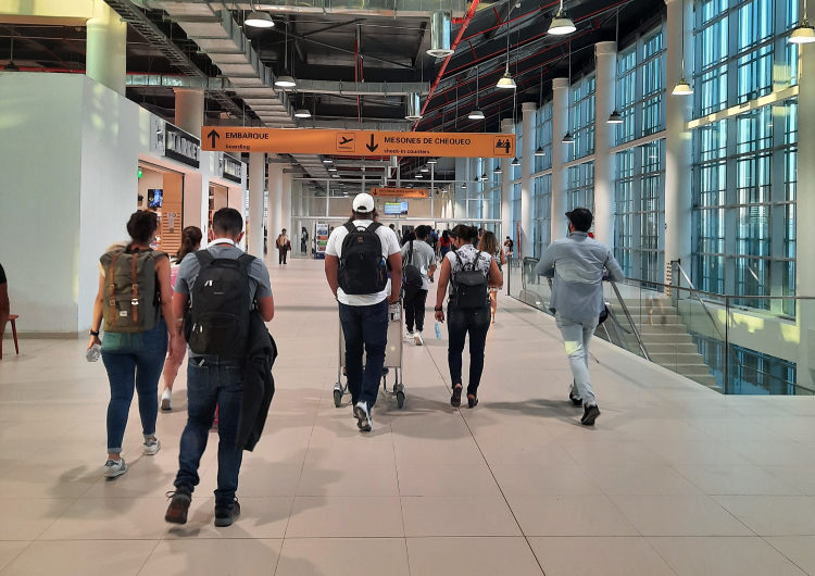 Chilenos están prefiriendo en un 80% los destinos internacionales para vacacionar, según estudio