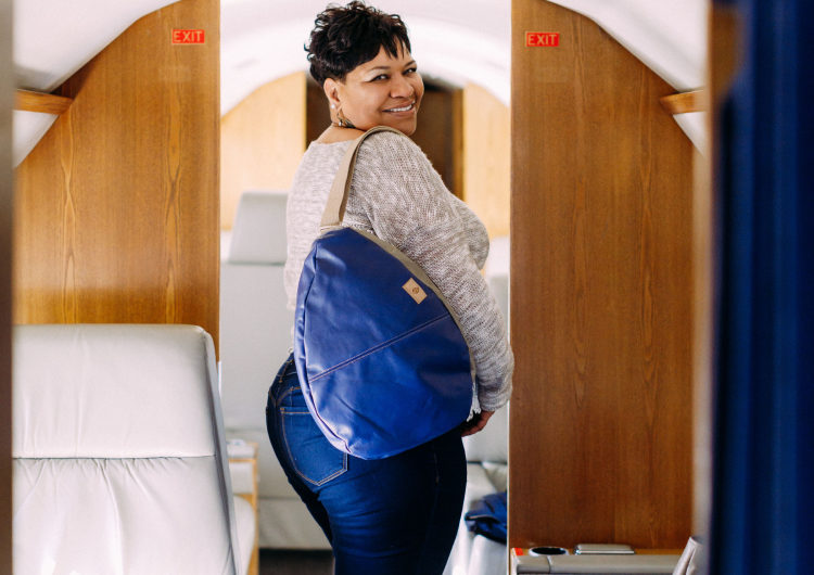 Aerolínea lanzó colección de bolsos sustentables hechos por mujeres en rehabilitación, con materiales reciclados de asientos y tapizados de sus aviones