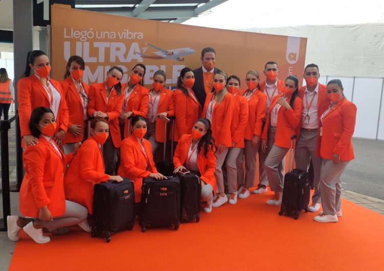 Las azafatas de la nueva aerolínea Ultra Air les dicen adiós a los tacones