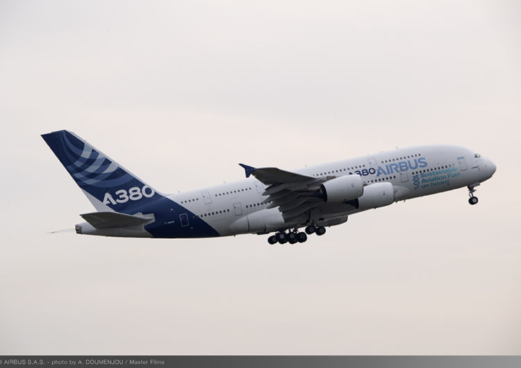 El primer A380 propulsado por combustible de aviación 100% sostenible surca los cielos