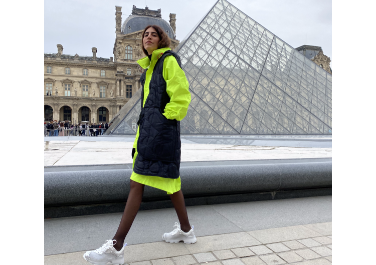 Uniformes usados da LATAM viram jaqueta que Thai de Melo vestirá na Semana de Moda de Paris