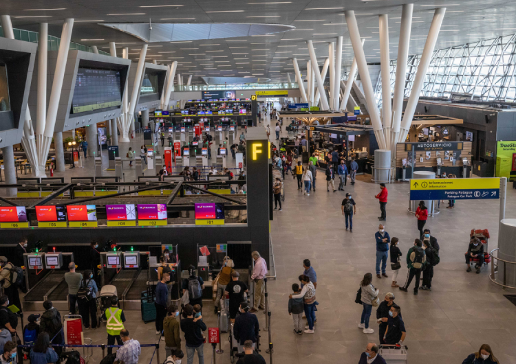 Tráfico de pasajeros del aeropuerto de Santiago subió 27% en febrero, pero sigue debajo del nivel prepandemia