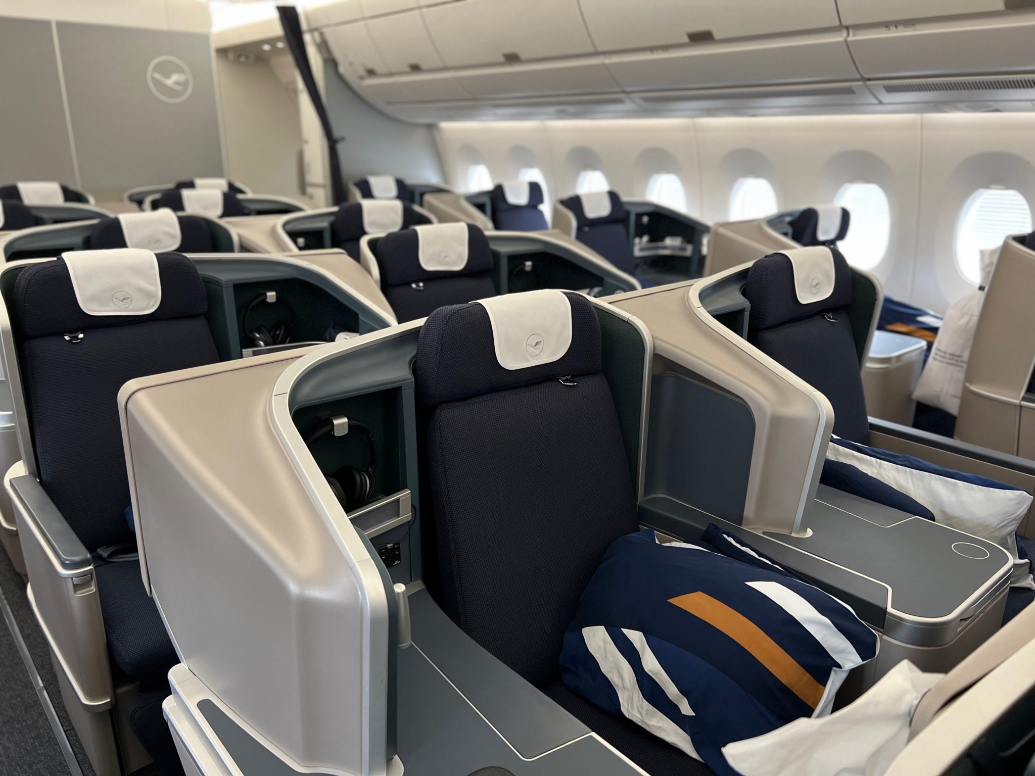 Lufthansa Airbus A350 «Munich» – first aircraft with upgraded Business ...