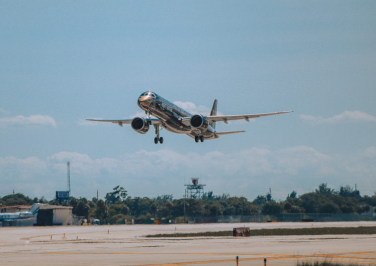 Embraer e Pratt & Whitney completam teste de voo 100% SAF com motor GTF em um jato E195-E2