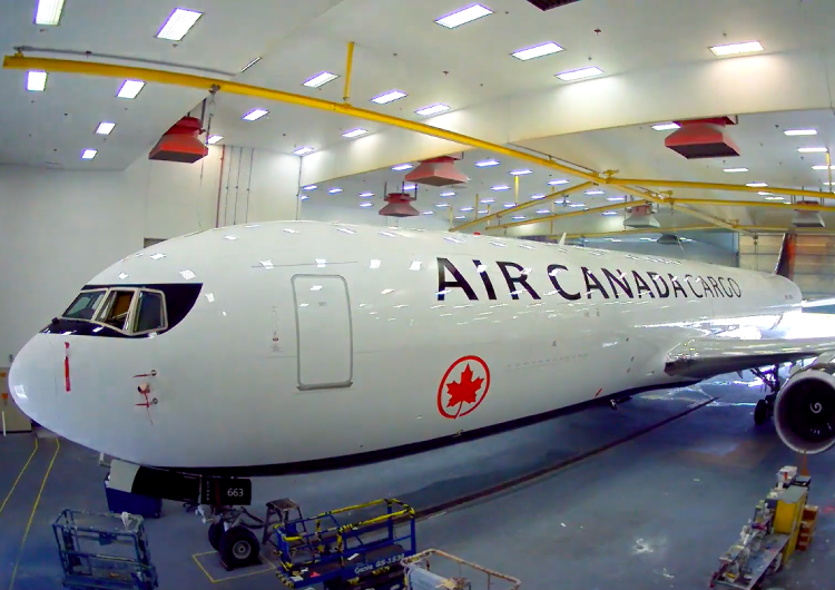 Recién salido del taller de pintura, Air Canada da vida a la nueva imagen de Cargo
