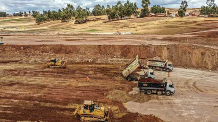 Perú: Movimiento de tierras del nuevo Aeropuerto de Cusco registra avance del 75%