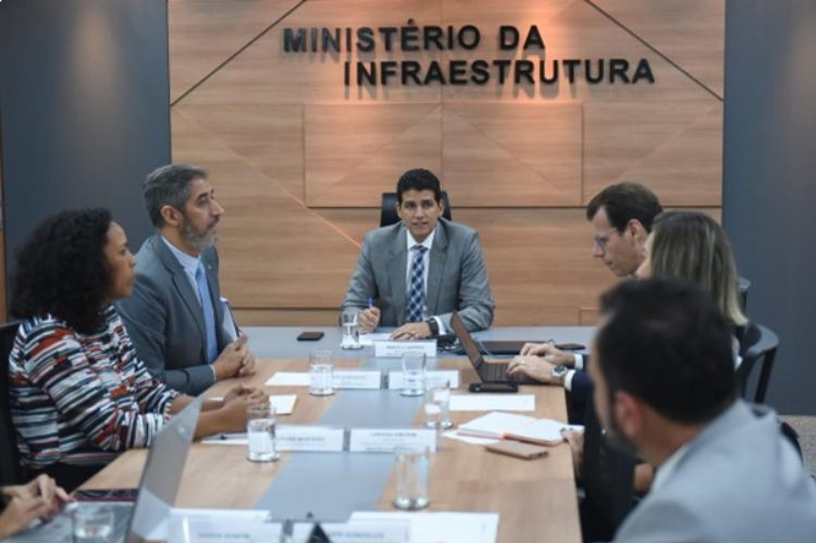 ABEAR, IATA, ALTA e JURCAIB apresentam ao ministro da Infraestrutura preocupação do setor aéreo por taxa ambiental em Guarulhos