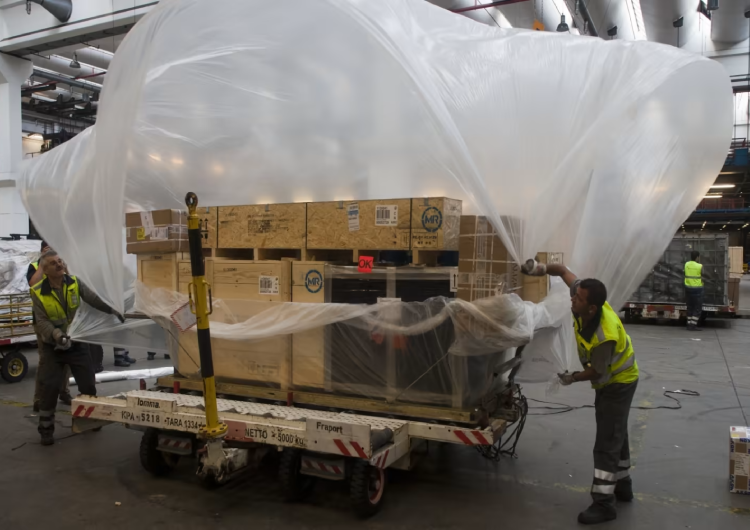 Lufthansa Cargo is the world’s first cargo airline to use more environmentally friendly plastic film for transportation