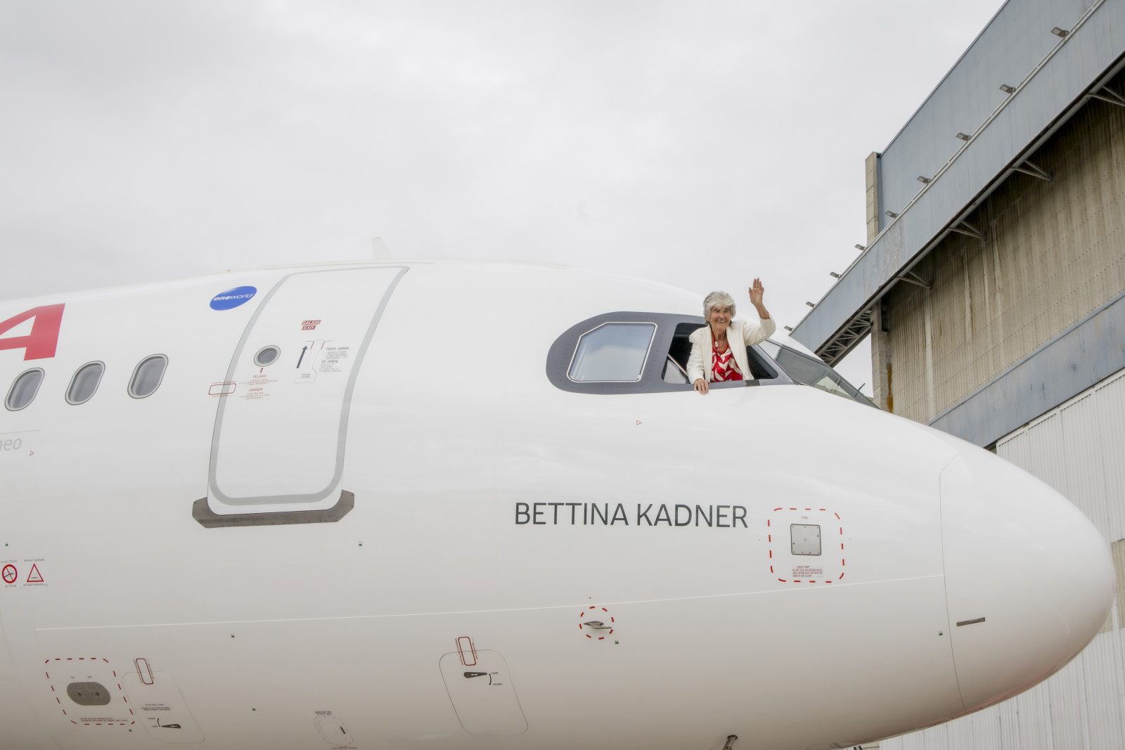 Iberia dedica uno de sus aviones a Bettina Kadner, pionera de la aviación española
