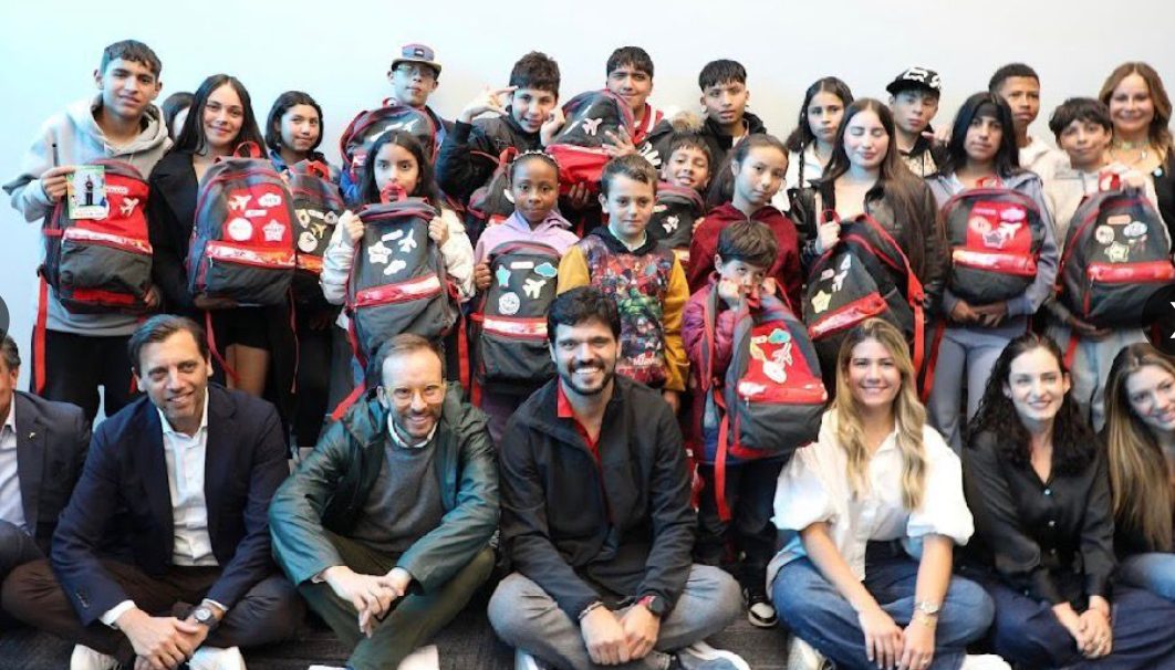 Transforman 11.400 uniformes de Avianca en 5.700 kits escolares en un proyecto de economía circular con impacto social