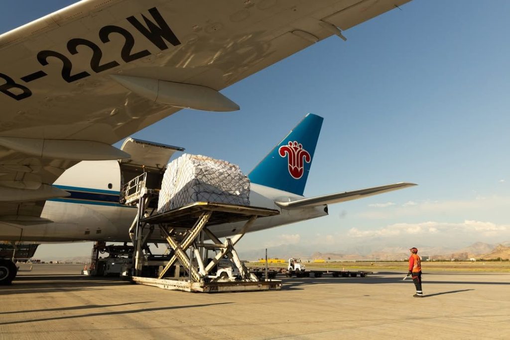 Aerolínea más grande de China potencia las exportaciones chilenas de salmón