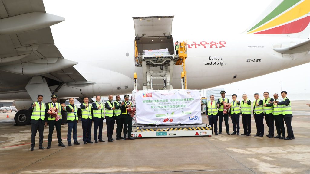 Primer vuelo chárter con cerezas chilenas de la temporada llega a China