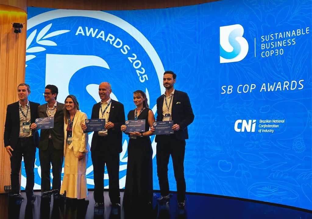 Iniciativa pioneira da GOL para compensação de SAF é reconhecida em evento em Brasília e premiada na COP30