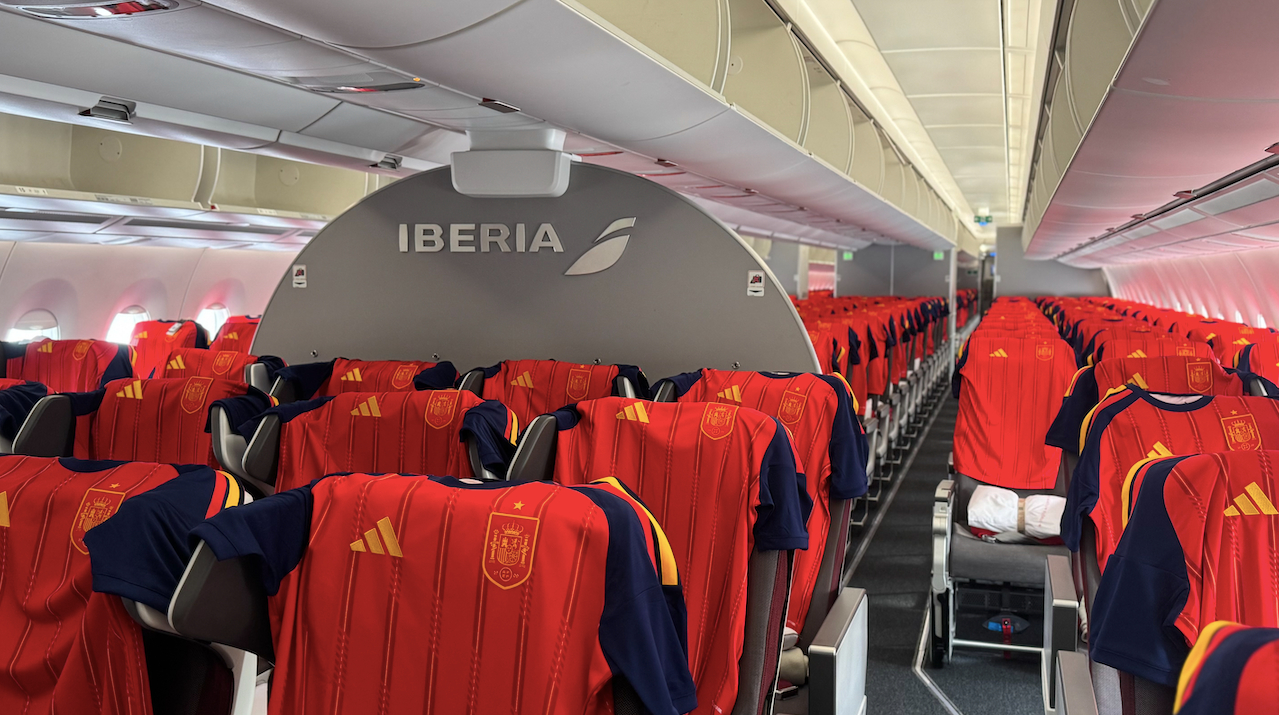 Iberia sorprende a los clientes de su vuelo a México con la nueva camiseta de la Selección Española para el Mundial 2026