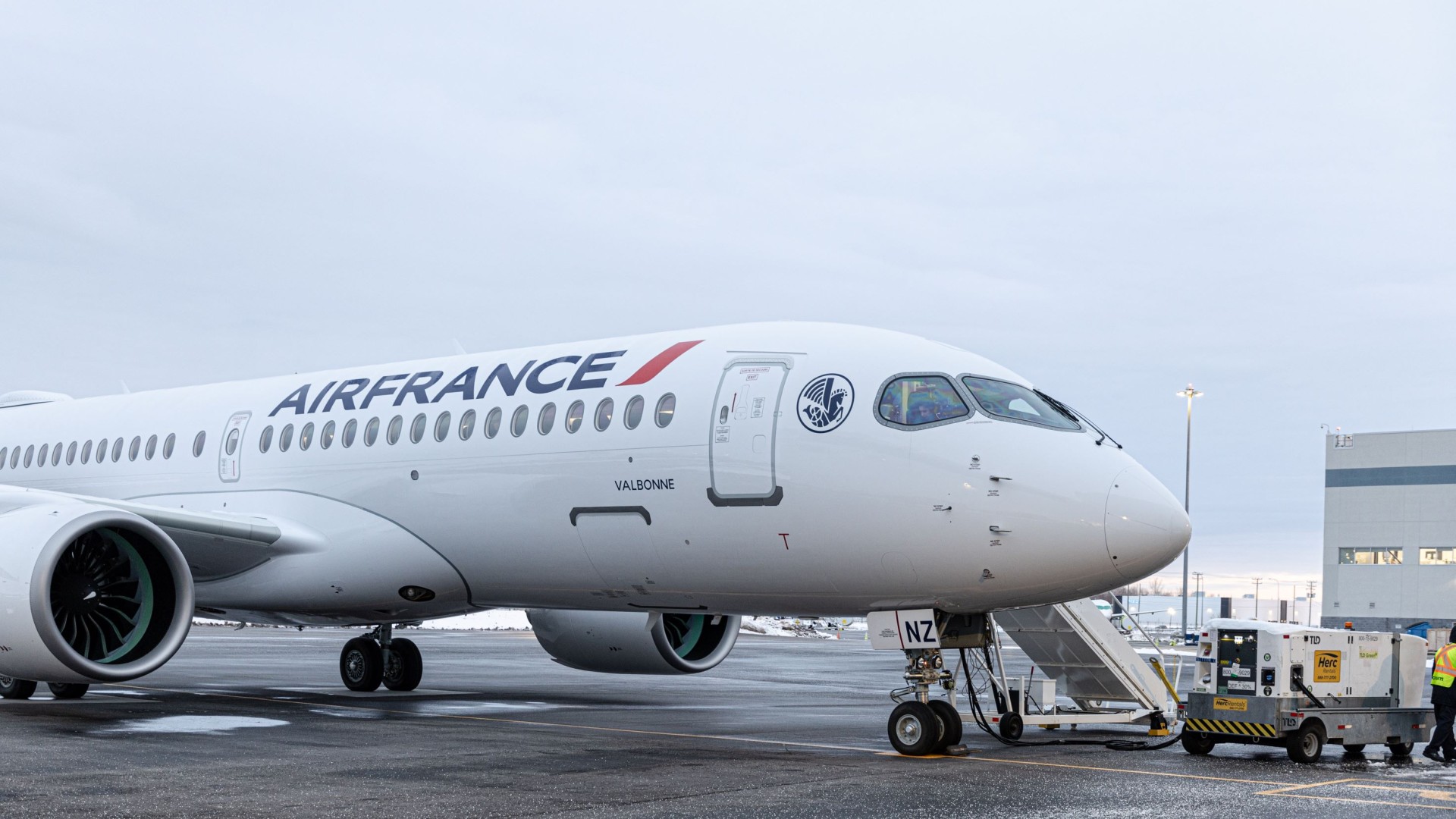 Air France recibe su Airbus A220 número 50 y el A350 número 40