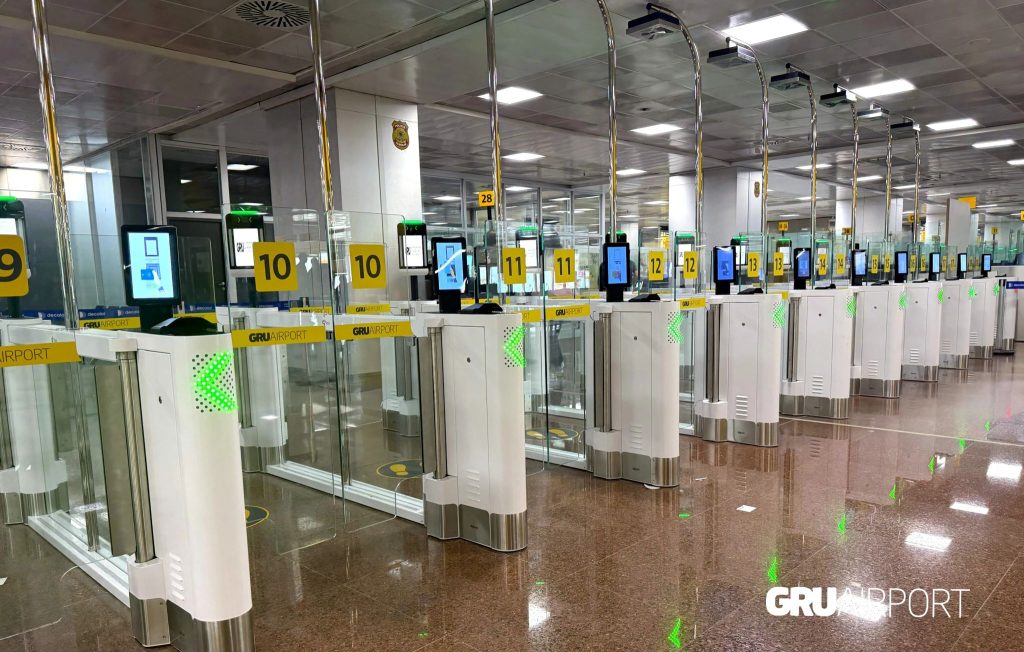 Aeroporto de Guarulhos inaugura novas portas automatizadas de controle de passaporte