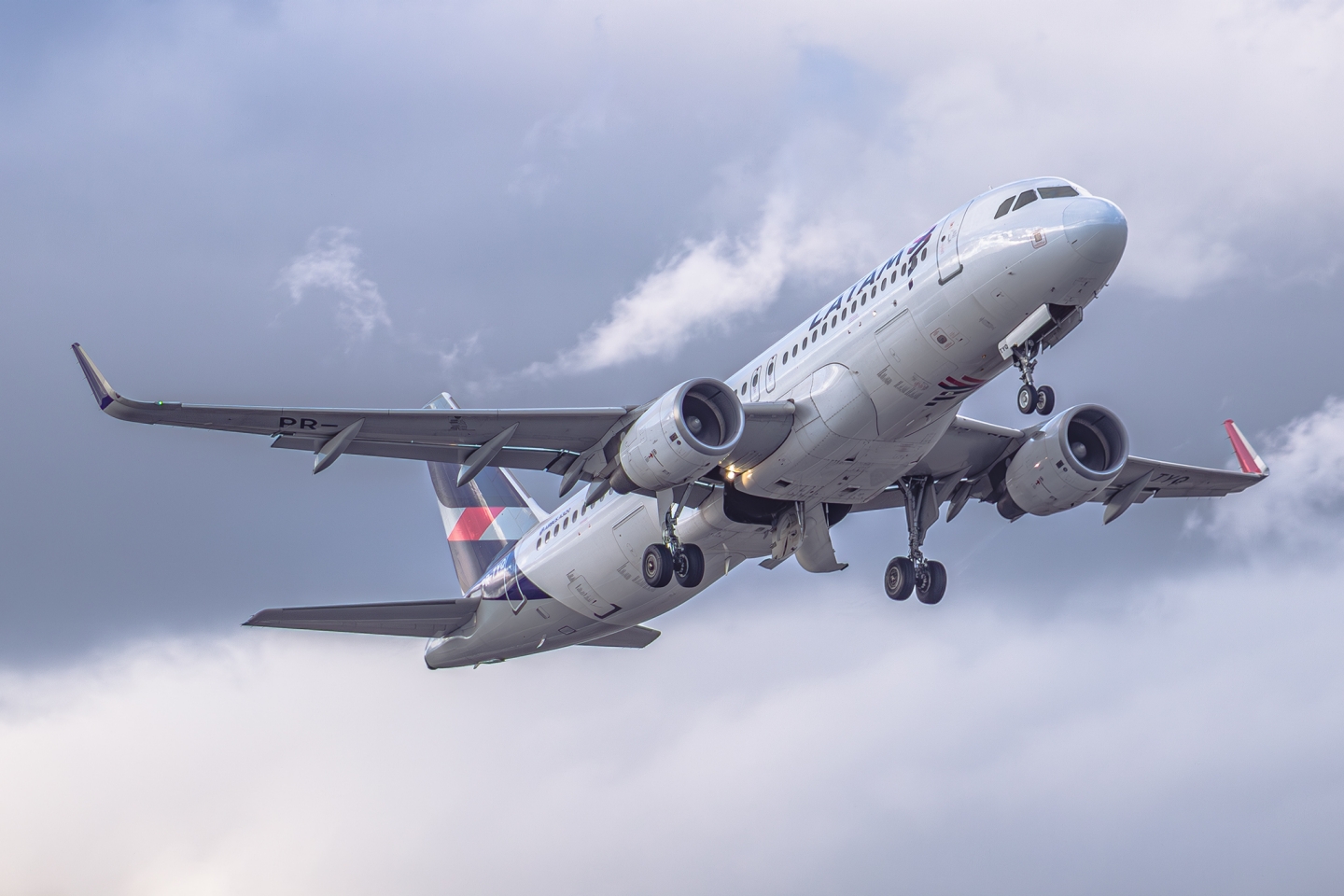 LATAM registra salto de mais de 40% na oferta doméstica em Porto Alegre e supera 56 mil voos em Brasília em 2025