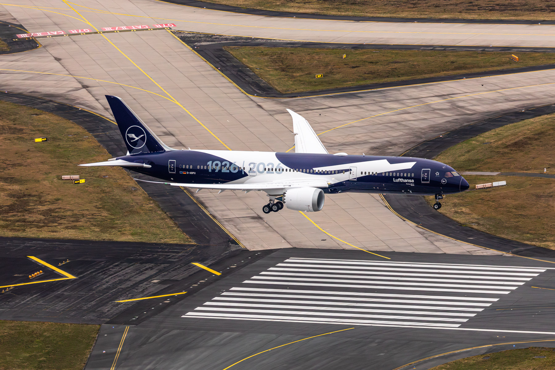 Lufthansa recibió su primer Boeing 787-9 con livery especial por su centenario