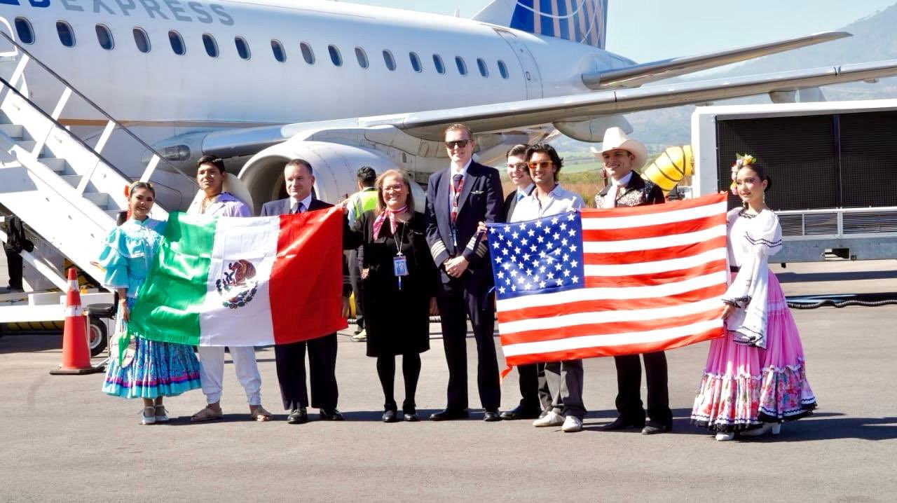 El primer vuelo de United Airlines a Tepic, Nayarit, aterrizó desde Houston