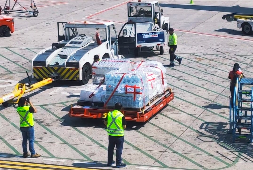 Aeropuerto Santiago de Chile y Municipalidad de Pudahuel enviaron ocho toneladas de agua y alimentos a afectados por inc