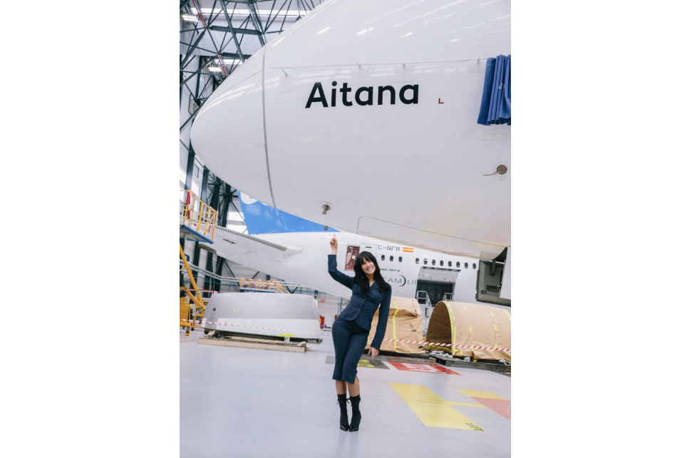 Air Europa presenta en Fitur junto a Aitana su nuevo avión con el nombre de la artista