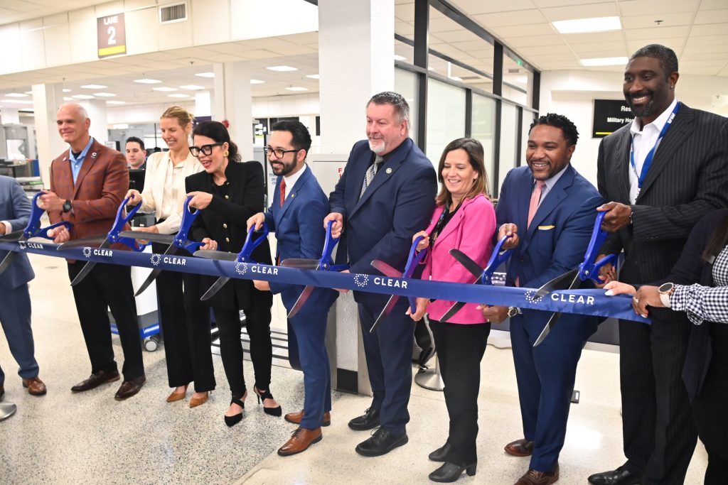 Aeropuerto de Miami instala puertas biométricas para agilizar control de seguridad