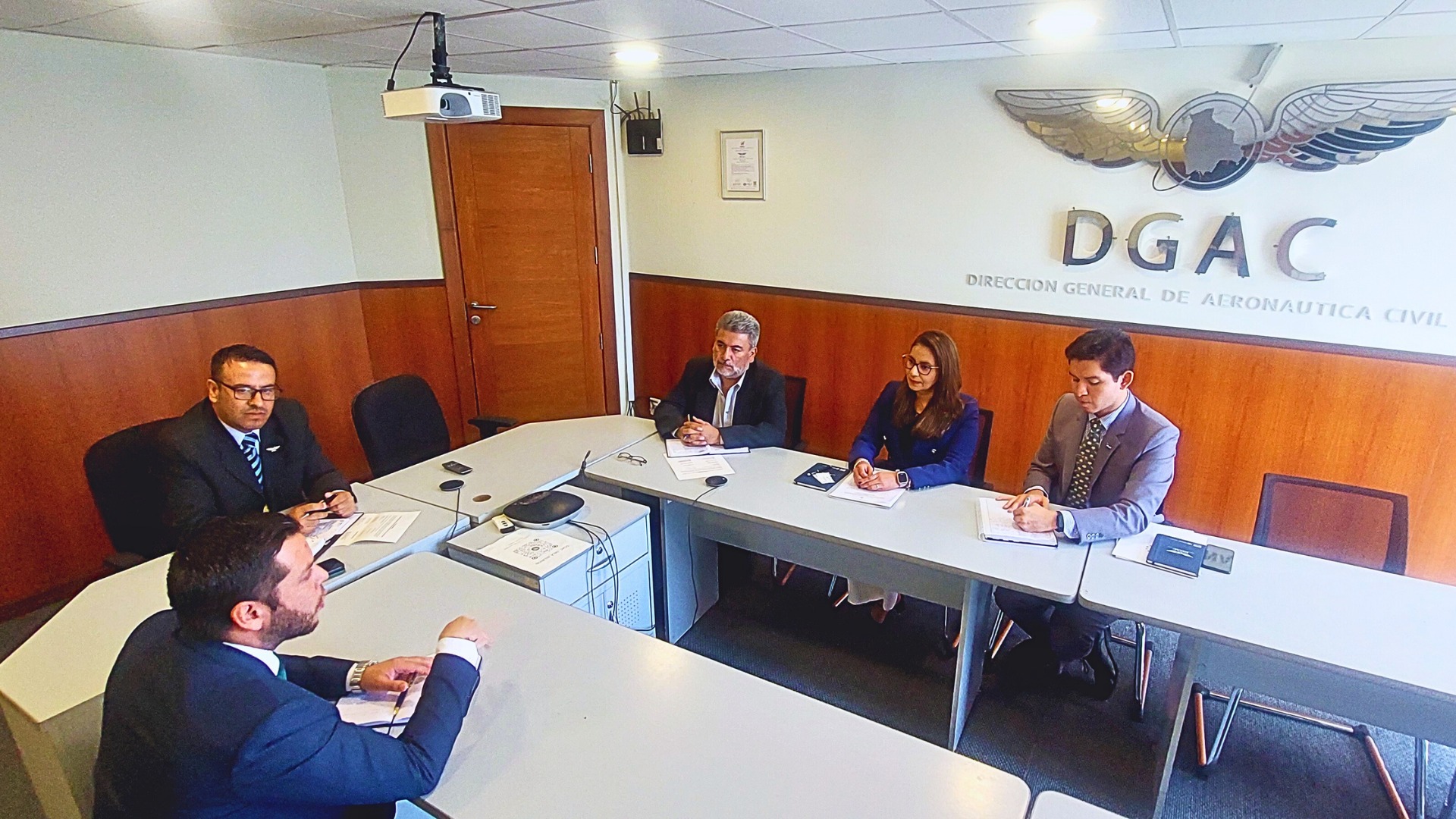 Autoridades de El Salvador y Bolivia refuerzan el vínculo en aviación comercial