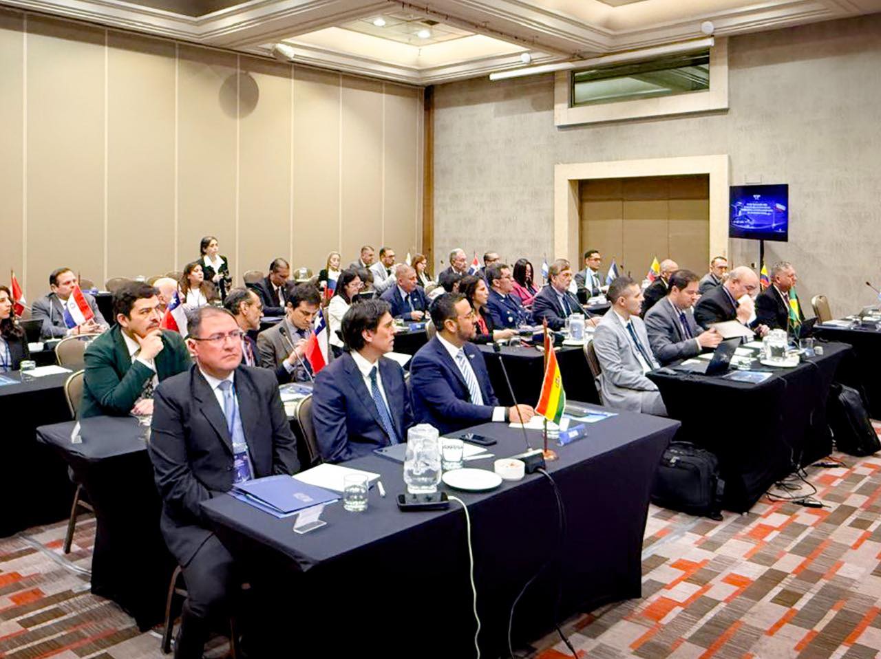 Bolivia firma un acuerdo con 12 países para potenciar el comercio exterior aéreo