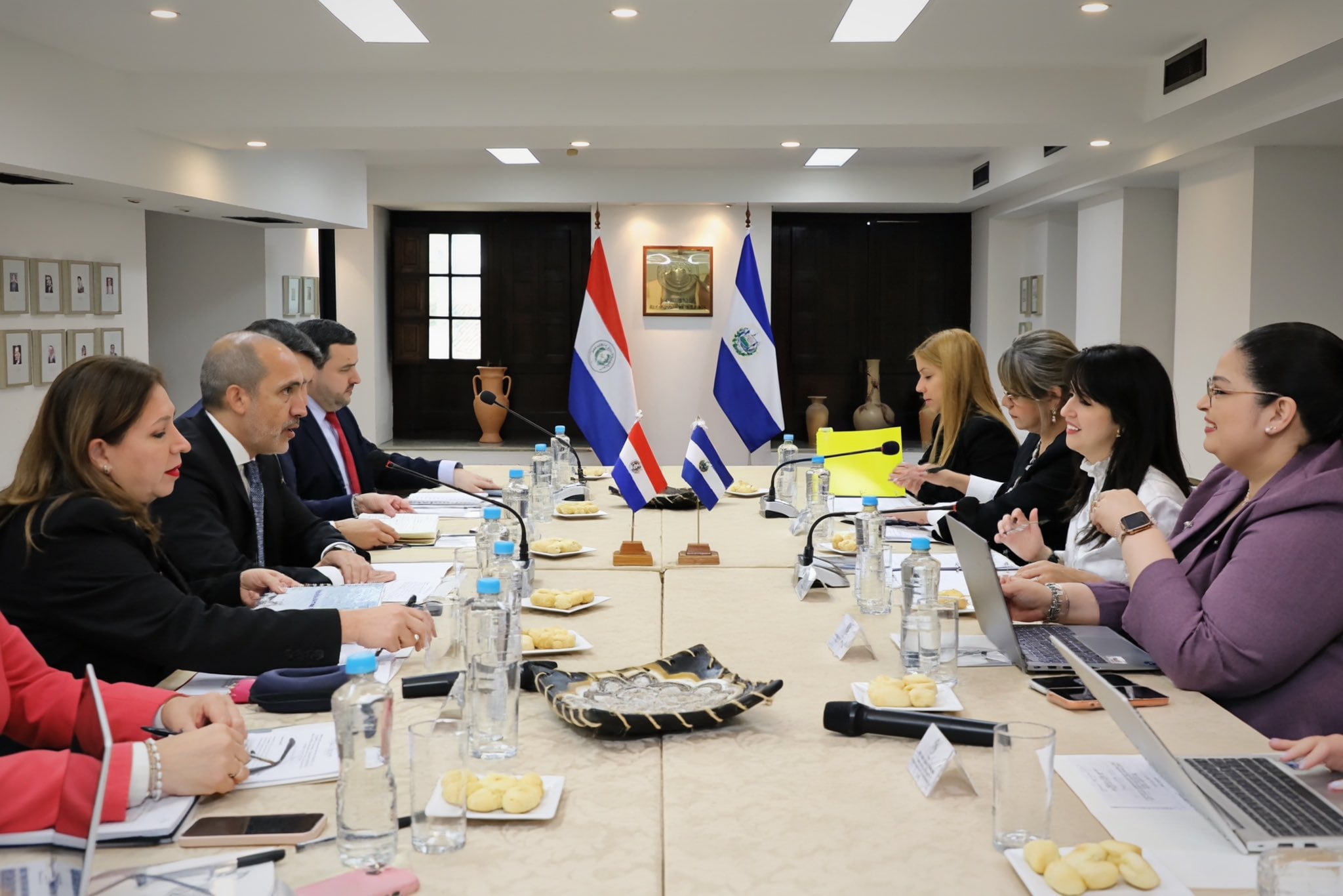 El Salvador y Paraguay acuerdan fortalecer cooperación bilateral en transporte aéreo, educación y seguridad